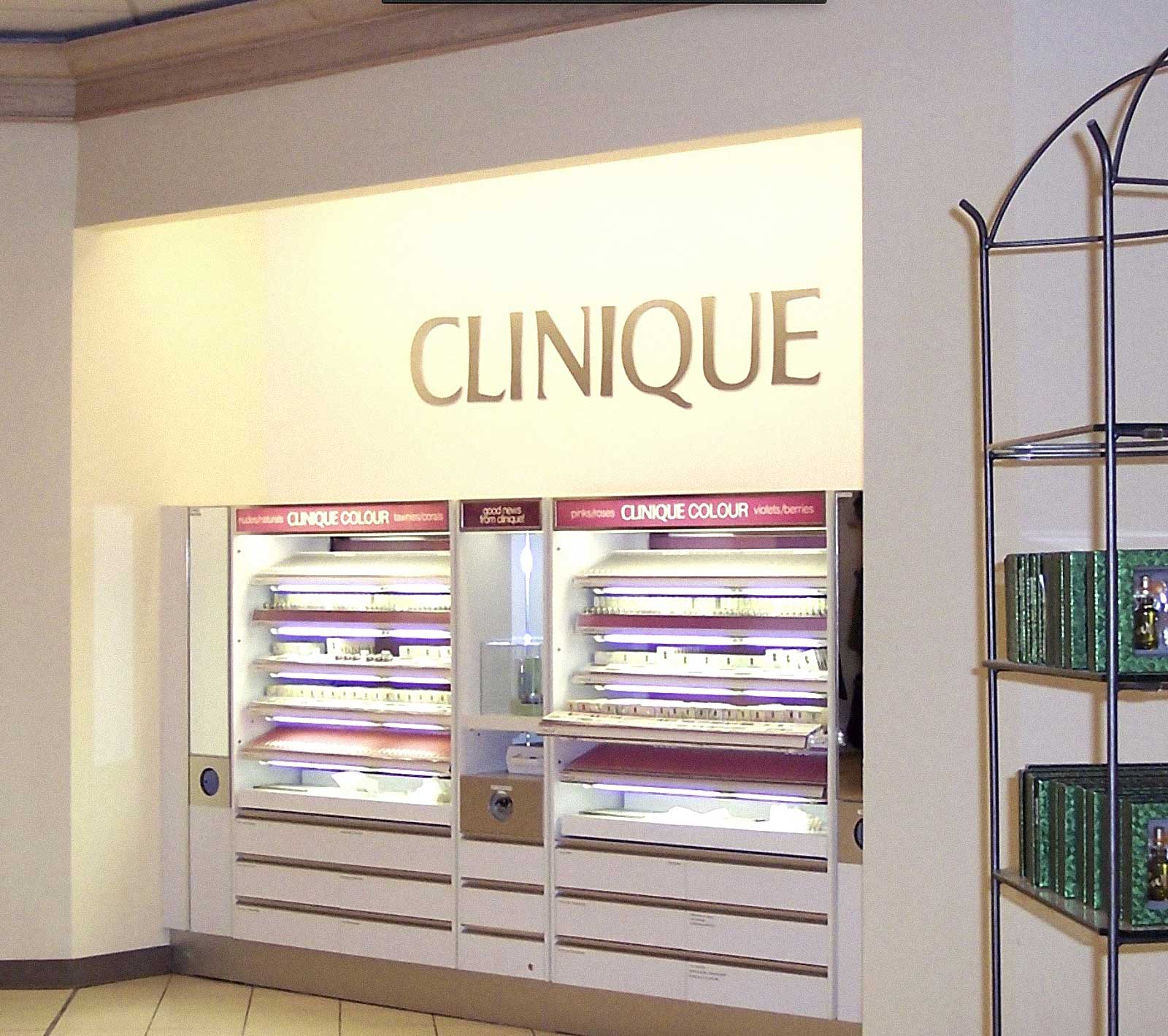  Macy’s | Dimensional logo element with fixture package coordination 