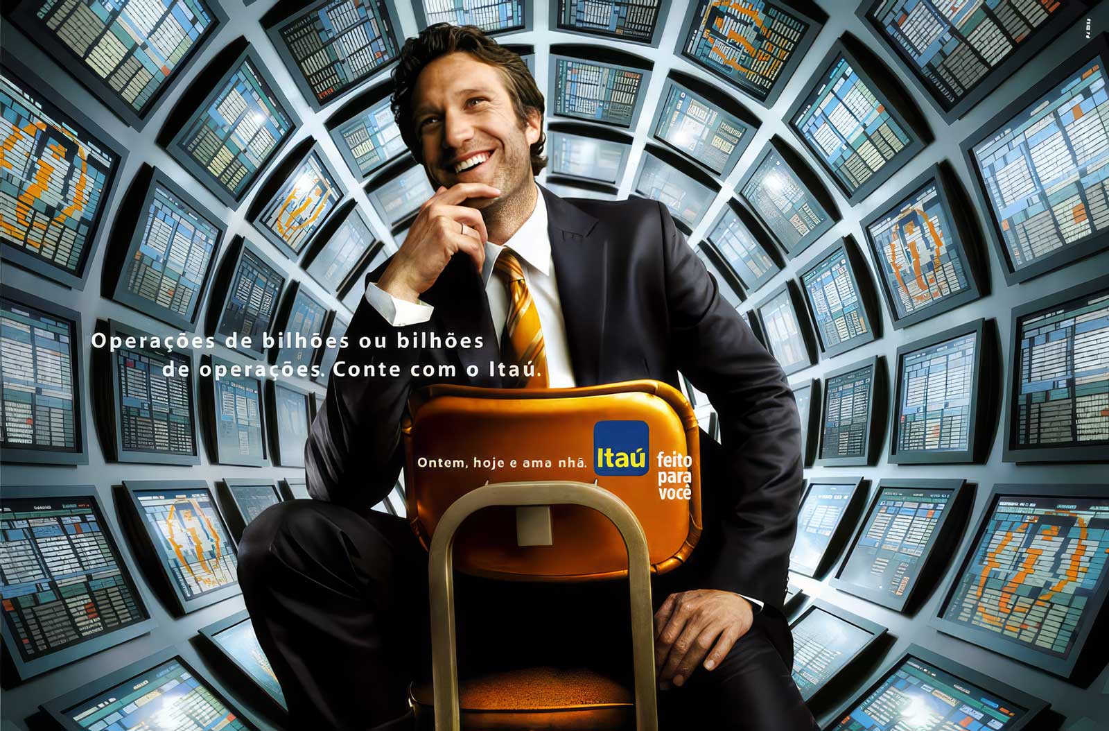  Monitor Tunnel | Itau | Advertising set lined with simulated TV monitors  